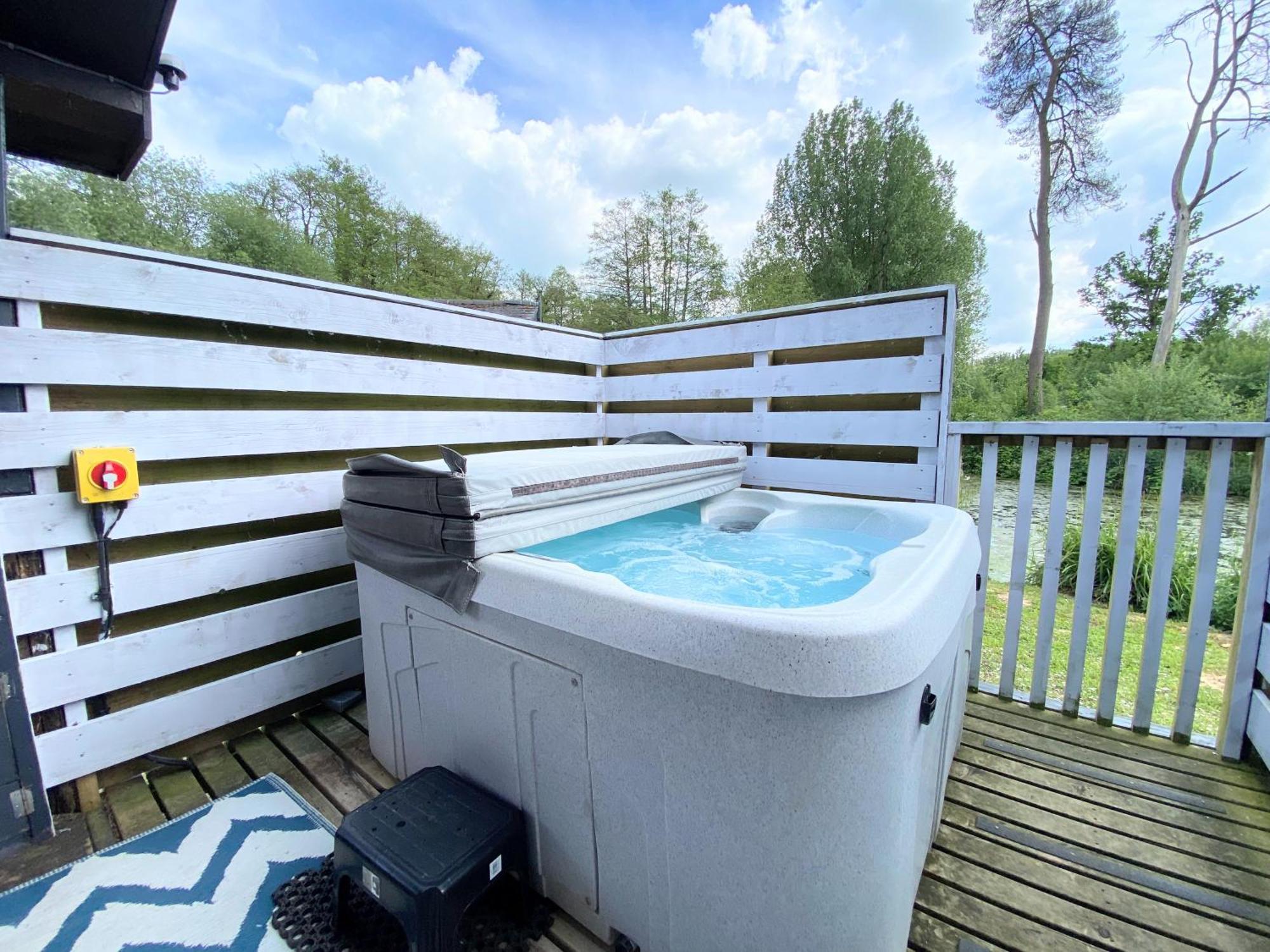 Magpie 2 Hot Tub Huntersmoon-Warminster-Longleat-Wiltshire Exterior foto
